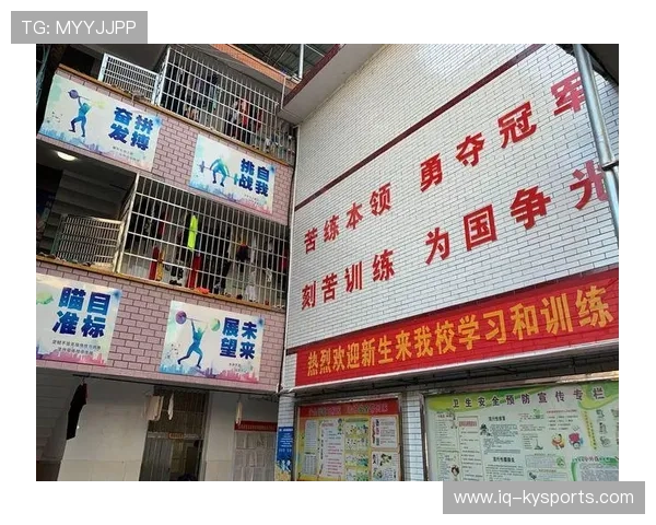 举重训练营设立家庭陪训指导手册帮助家长正确辅助，练举重的家庭条件